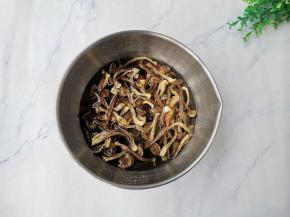 鹿茸菇温水泡发，