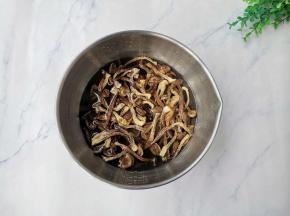 鹿茸菇温水泡发，