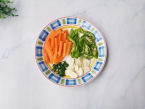 辣椒切滚刀块，大蒜、胡萝卜切片，葱切葱花。