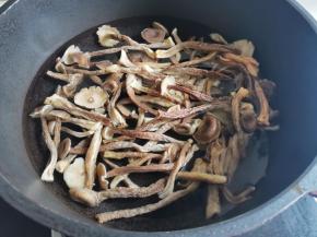 锅中烧开水，放入鹿茸菇煮1分钟捞出沥干水。