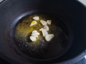 另起锅热油，爆香大蒜，
