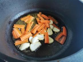 加入胡萝卜炒软，