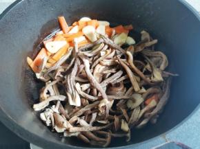 放入鹿茸菇翻炒均匀，