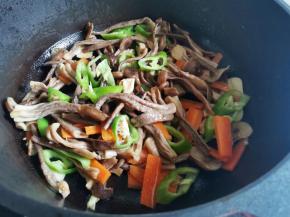 加入辣椒炒至断生，