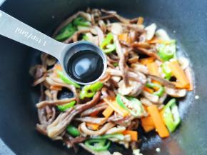 加1勺生抽，1勺蚝油，