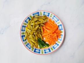 泡椒切条，胡萝卜切条，葱切条。