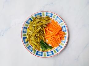 泡椒切条，胡萝卜切条，葱切条。