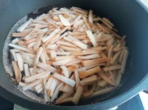 锅中烧开水，放入藕条煮1分钟捞出。