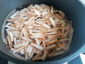 锅中烧开水，放入藕条煮1分钟捞出。