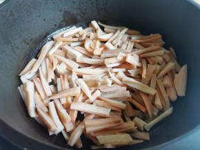 热锅倒油，放入藕条炒干水分、