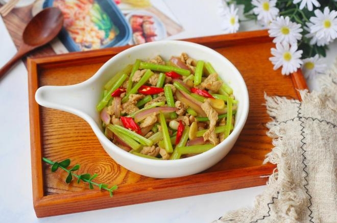 芹菜炒肉