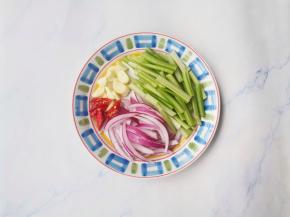 西芹洗净切段，洋葱切条，小米椒切断，大蒜切片。