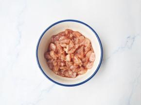 瘦肉切碎，加1勺生抽，1勺料酒，1勺盐抓匀腌制5分钟备用。