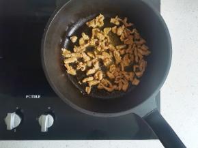 锅中热油，放入瘦肉炒至变色盛出备用。