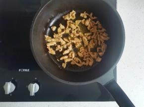 锅中热油，放入瘦肉炒至变色盛出备用。