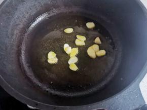 另起锅热油，放入大蒜爆香，