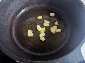 另起锅热油，放入大蒜爆香，