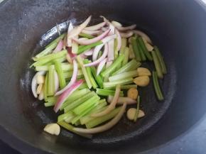 放西芹、洋葱炒匀，