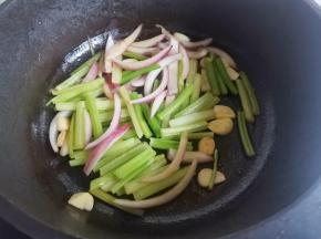 放西芹、洋葱炒匀，