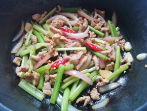 放入辣椒，炒匀出锅即可。