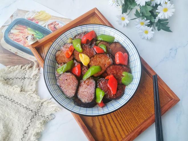 辣椒炒猪血丸子