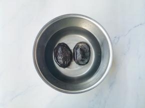 猪血丸子温水浸泡10分钟，切成均匀的厚片。