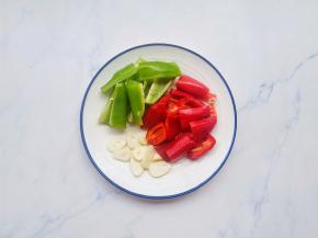 大蒜切片，辣椒切块，