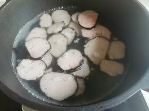 锅中烧开水，猪血丸子放锅中煮1分钟捞出洗净沥干水。