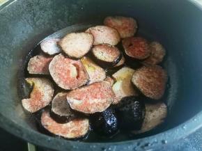 另起锅热油，放入猪血丸子，煎至变色捞出。