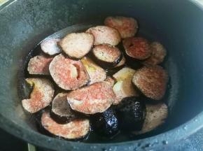 另起锅热油，放入猪血丸子，煎至变色捞出。