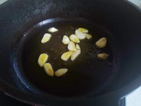起锅热油，爆香大蒜，