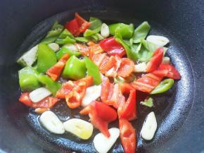 放入辣椒炒至断生，