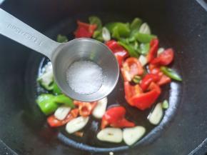 加一勺盐翻炒入味，