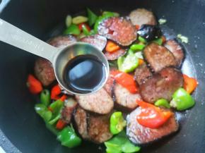 加入猪血丸子，加1勺生抽，