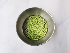 豆角盐水浸泡洗净。