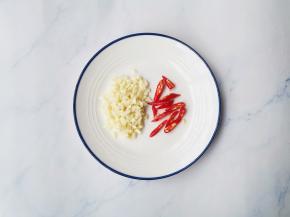 大蒜切末，辣椒切片。