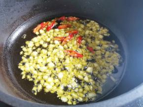 锅中放油，放辣椒、蒜末炒香，