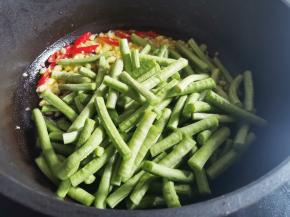 放入豆角炒至变色，