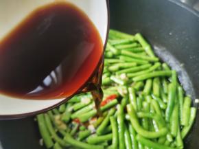 倒入料汁翻炒熟透，