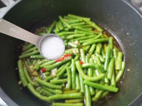 加一小勺盐炒匀出锅即可。