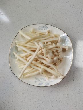 海鲜菇去蒂，清洗干净，控干水分备用！