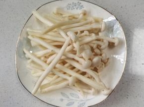 海鲜菇去蒂，清洗干净，控干水分备用！