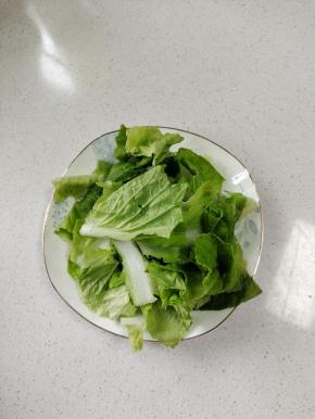 青菜清洗干净，切成段备用！