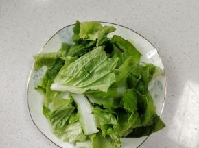 青菜清洗干净，切成段备用！