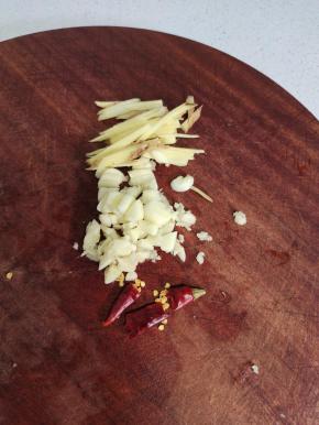 蒜瓣切成小块，生姜切成丝，干辣椒切成段备用！