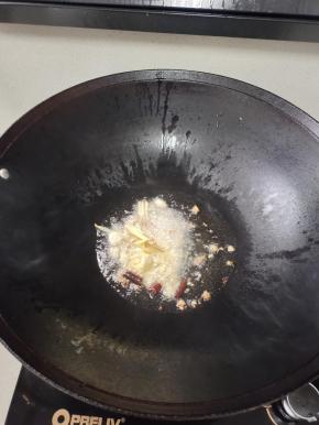 起锅烧油，放入生姜，蒜瓣，干辣椒爆香！