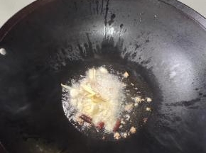 起锅烧油，放入生姜，蒜瓣，干辣椒爆香！