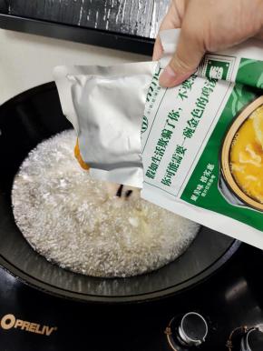 放入一袋金汤花胶鸡风味底料！