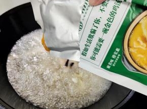 放入一袋金汤花胶鸡风味底料！