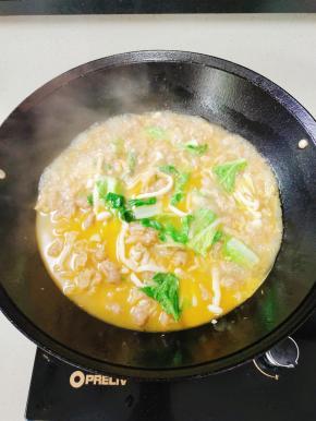 起锅前放入青菜，翻炒均匀即可！